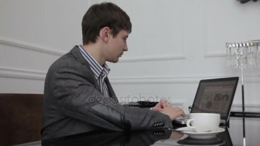 Ofis çalışanı Web sitelerini tarayan