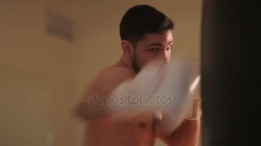 Kum torbasıyla boksör eğitimi