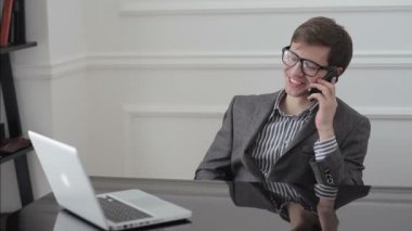 cep telefonuyla konuşurken ofis çalışanı.