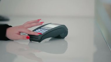 Kredi kartı kullanan kadın.