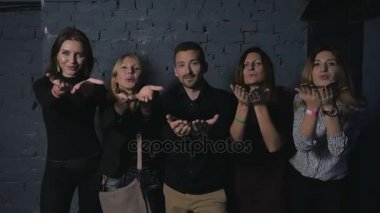 bir grup genç insan