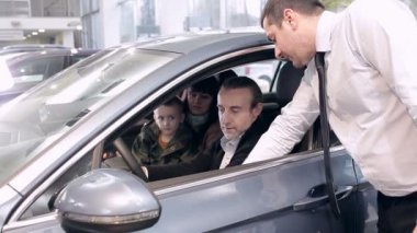 Aile yeni bir araba satın alacak. Araba satın alma araba Bayilik aile, potansiyel müşteriler