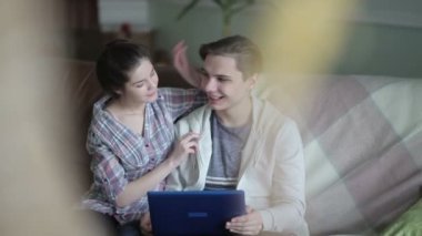dizüstü bilgisayar ile Divan couple. 