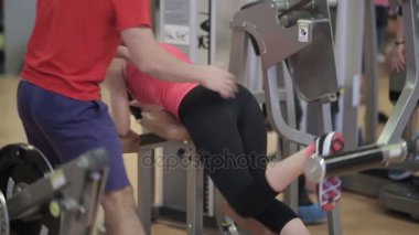 Kız için gluteal kas egzersizleri yapıyor