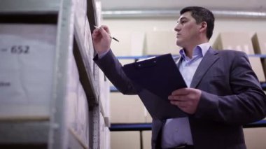 adam kutuları inceleyin