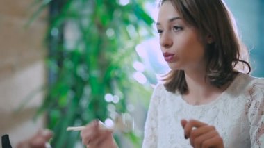 Kadında Japon restoranı. 