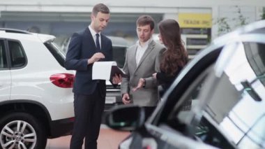 Satıcı çift bilgileri gösterir