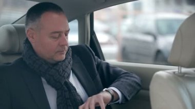 Olgun işadamı telefon kullanma