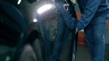 Araba onun çalışma alanı'na iterek asker