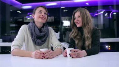 Kahve içme ve konuşurken kız