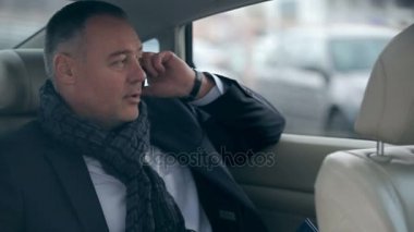 İş adamı telefonda konuşuyor.