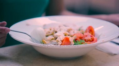 Bir çatal domatese kazığa oturtmak ve yeme.