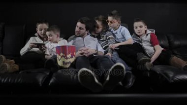 çocuklar oyun baba izliyor