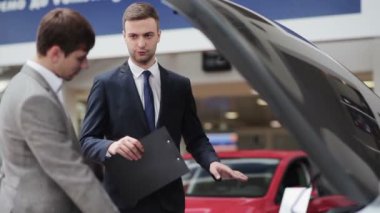 İstemci teftiş yapan araba motoru