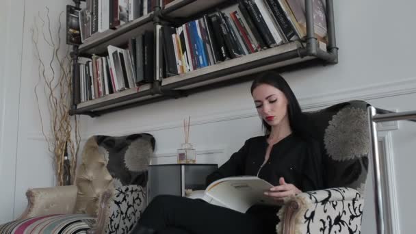 Een vrouw die een boek leest. — Stockvideo