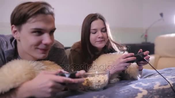 Girl and boy play video game. — Stock Video