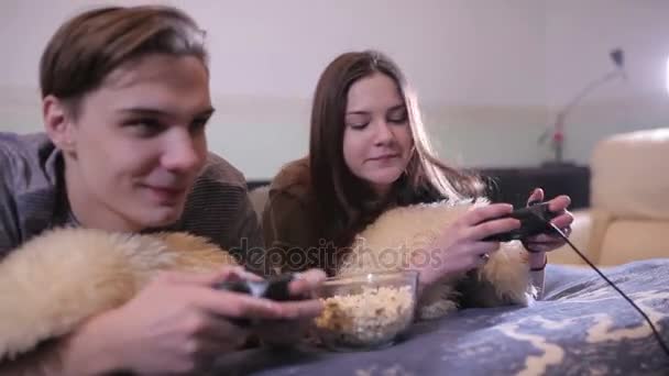 Ragazza e ragazzo giocare video gioco . — Video Stock