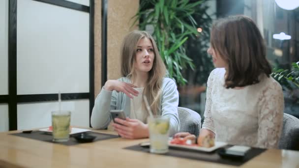 Dos mujeres chismorreando — Vídeo de stock