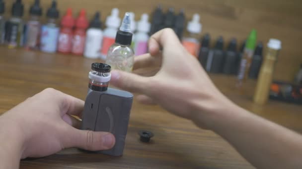 Homme spinning vape dans les mains — Video