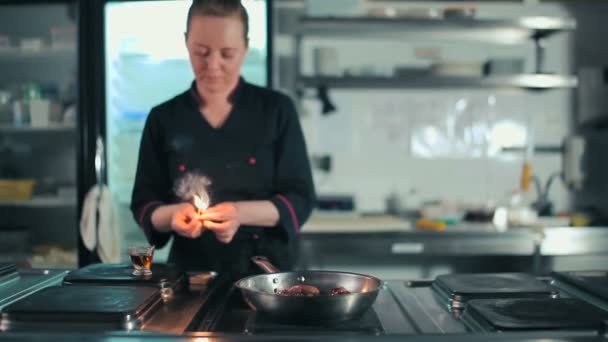 Chef Flambe comida en sartén — Vídeos de Stock