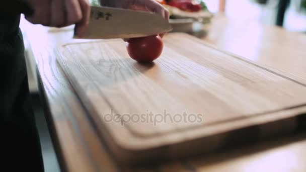 Професійний шеф-кухар нарізав помідор — стокове відео