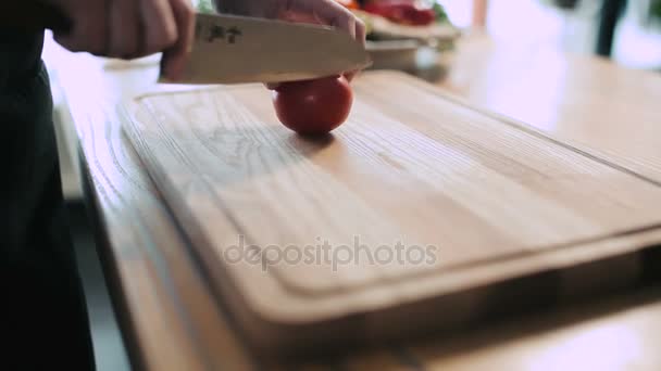 Profesional chef cut tomato — Stok Video