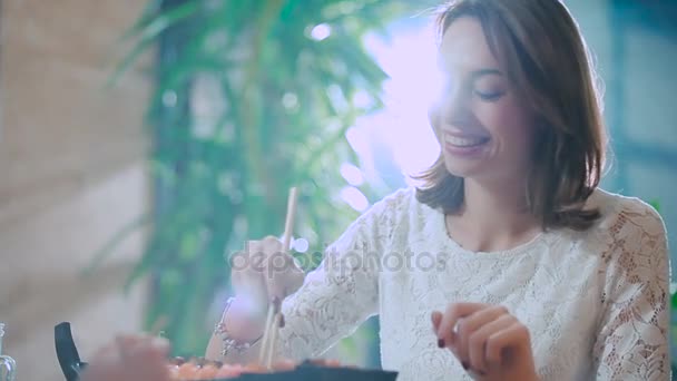 Гарненька жінка насолоджується суші — стокове відео