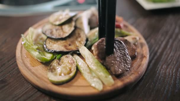 Wooden board with grilled meat and vegetables — Stock Video
