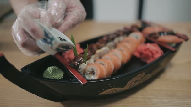 Toque final en la preparación de rollos de sushi — Vídeo de stock