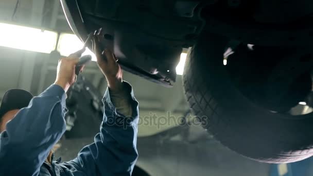 Mekaniker inspekterande bilmotor — Stockvideo