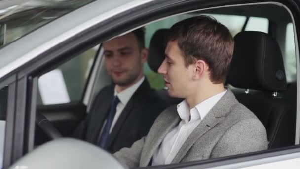 Comprador y vendedor discutiendo el coche — Vídeo de stock