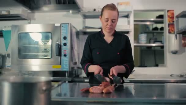 Chef freír salchichas en la estufa — Vídeos de Stock