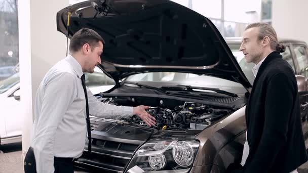 Sprzedawca Wyjaśnia Silnik Nowy Pickup Klientów Kontrola Silnika Samochodu Podczas — Wideo stockowe