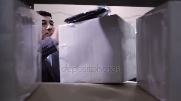 Man takes box from the shelf. — Stock Video