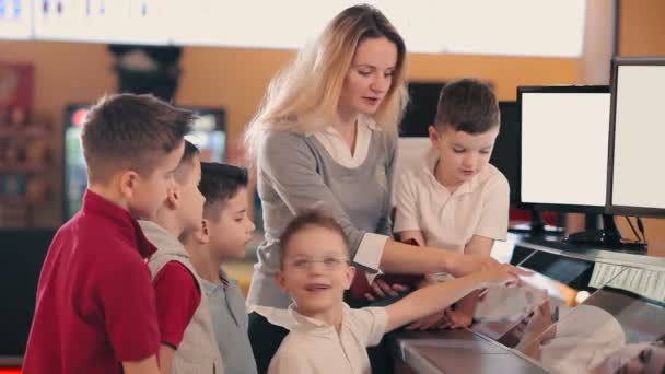 Mom with boys choose sweets — Stock Video