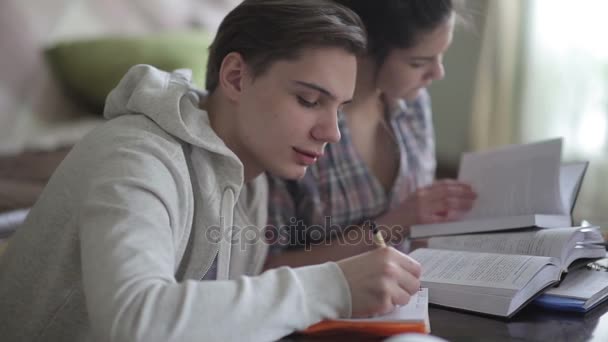 Studenter studera hemma — Stockvideo