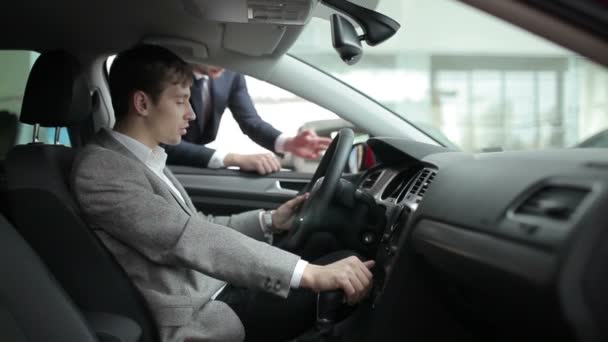 Acheteur avec vendeur de voiture — Video