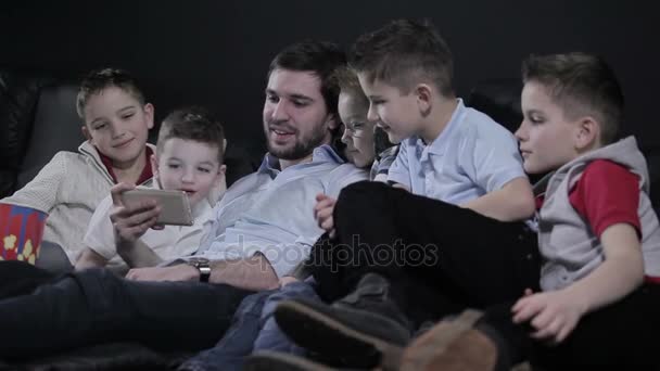 Дети и мужчина в кино — стоковое видео