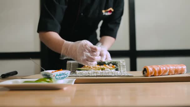 Шеф-повар суши готовит булочки — стоковое видео