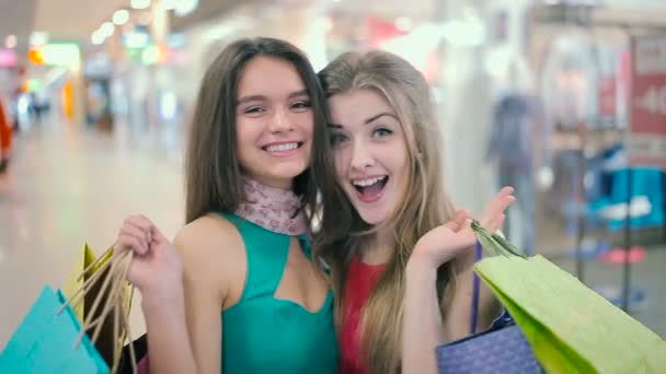 Dziewczyny Przytulanie Patrząc Kamery — Wideo stockowe