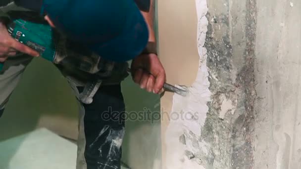 Εργαζόμενος κατασκευή χρησιμοποιώντας ένα τρυπάνι hummer — Αρχείο Βίντεο