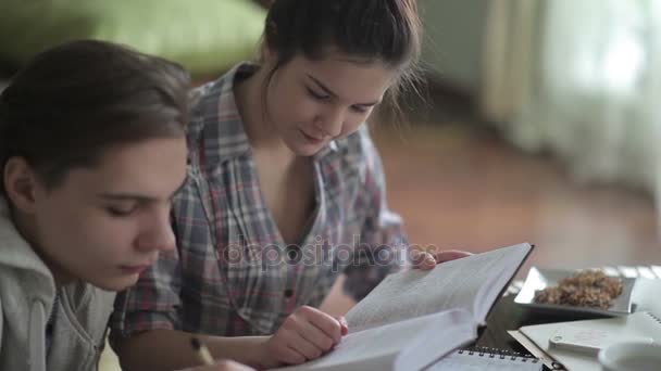 Studenten lees aandachtig de handleiding — Stockvideo