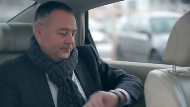 Uomo d'affari che utilizza il telefono in auto — Video Stock