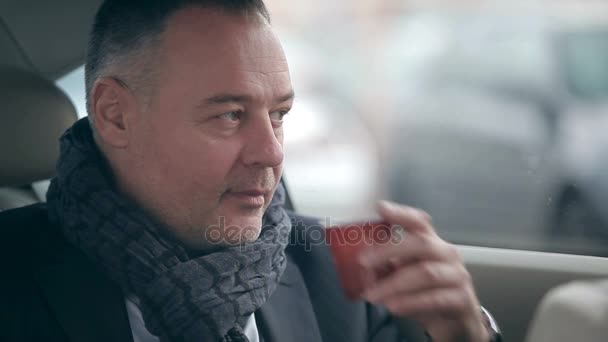Schöner reifer Mann trinkt Kaffee — Stockvideo