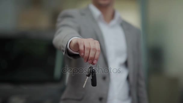 Mano del hombre entregando una llave del coche — Vídeos de Stock