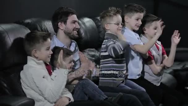男人和孩子们正把手放到摄影机里 男人和孩子都在笑 — 图库视频影像