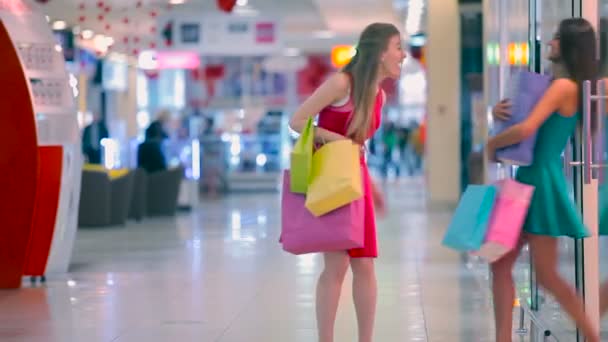 Dos Chicas Salen Tienda Con Compras Las Chicas Son Felices — Vídeo de stock