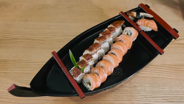 寿司職人が皿の上寿司とわさびを置く — ストック動画