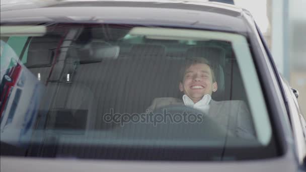 Hombre feliz en el coche nuevo — Vídeo de stock