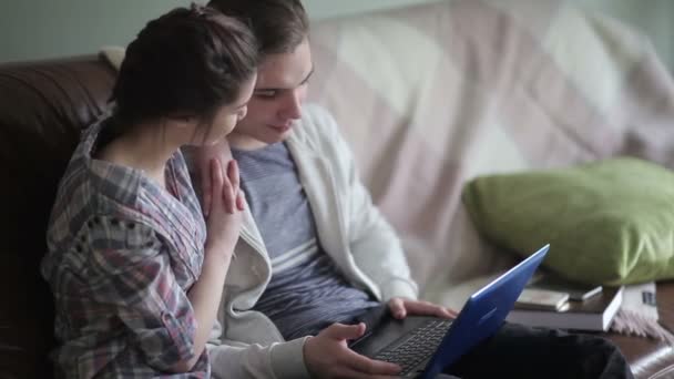 Koppel op sofa met laptop. — Stockvideo